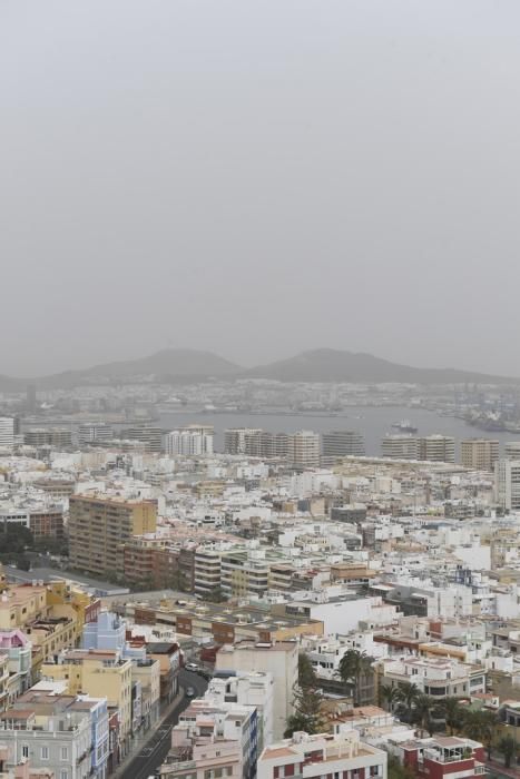 24-02-20 LAS PALMAS DE GRAN CANARIA. DIFERNETES LUGARES. LAS PALMAS DE GRAN CANARIA. METEOROLOGIA. Calima.    Fotos: Juan Castro.