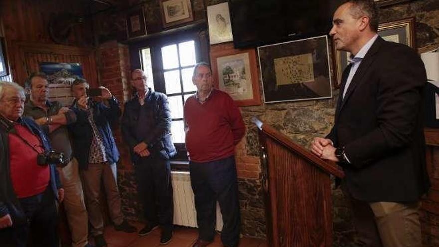 Un emocionado Kaco recibe el premio &quot;Ponteín del año&quot;