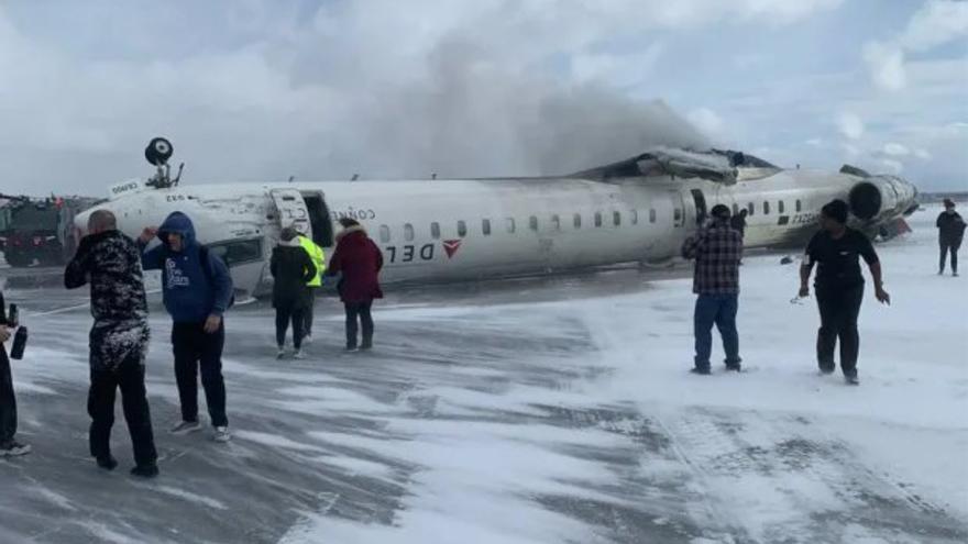 Un avión de pasajeros sufre un accidente al aterrizar y queda volcado boca arriba en Toronto