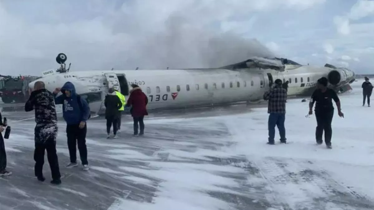 Un avión de pasajeros queda boca arriba tras sufrir un accidente al aterrizar en Toronto