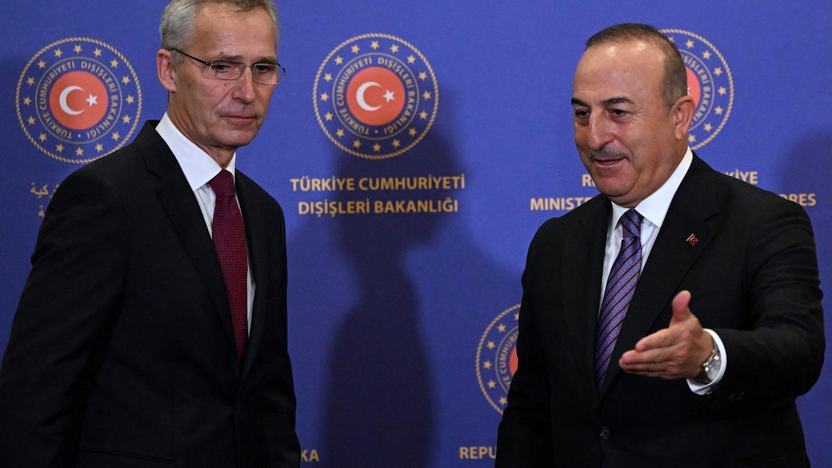 El secretario general de la OTAN, Jens Stoltenberg, y le ministro turco de Exteriores, Mevlut Cavusoglu, este jueves en Estambul.