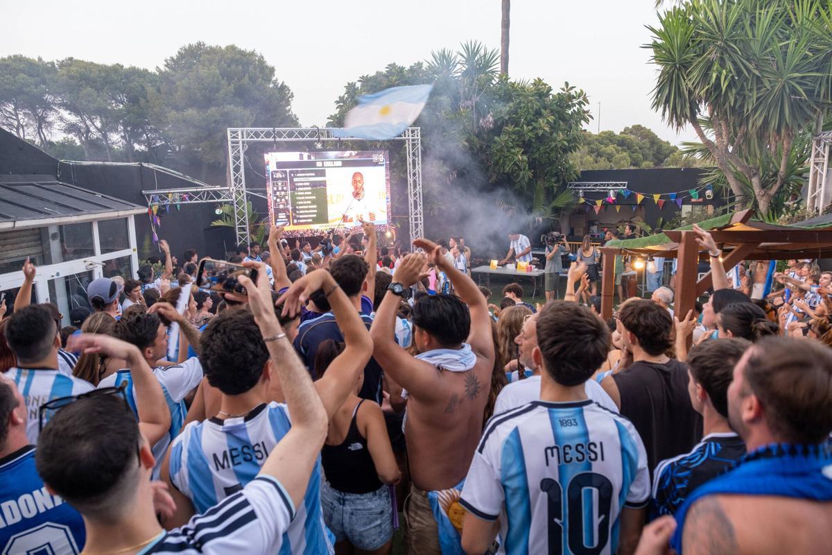 Aficionados de la selección Argentina se concentran en el Bar Lunita