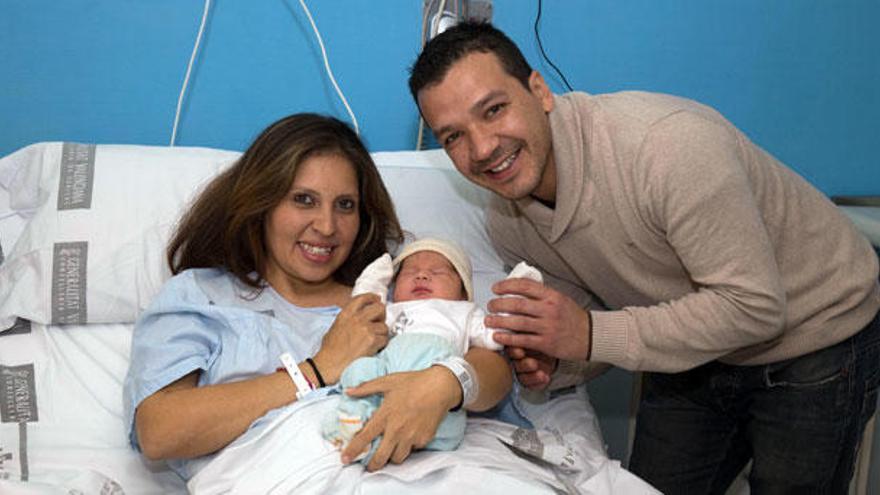 El recién nacido Adrián con sus padres
