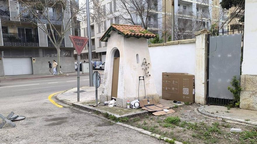 VÍDEO | Jeringuillas en la puerta de entrada al antiguo cuartel de Son Busquets