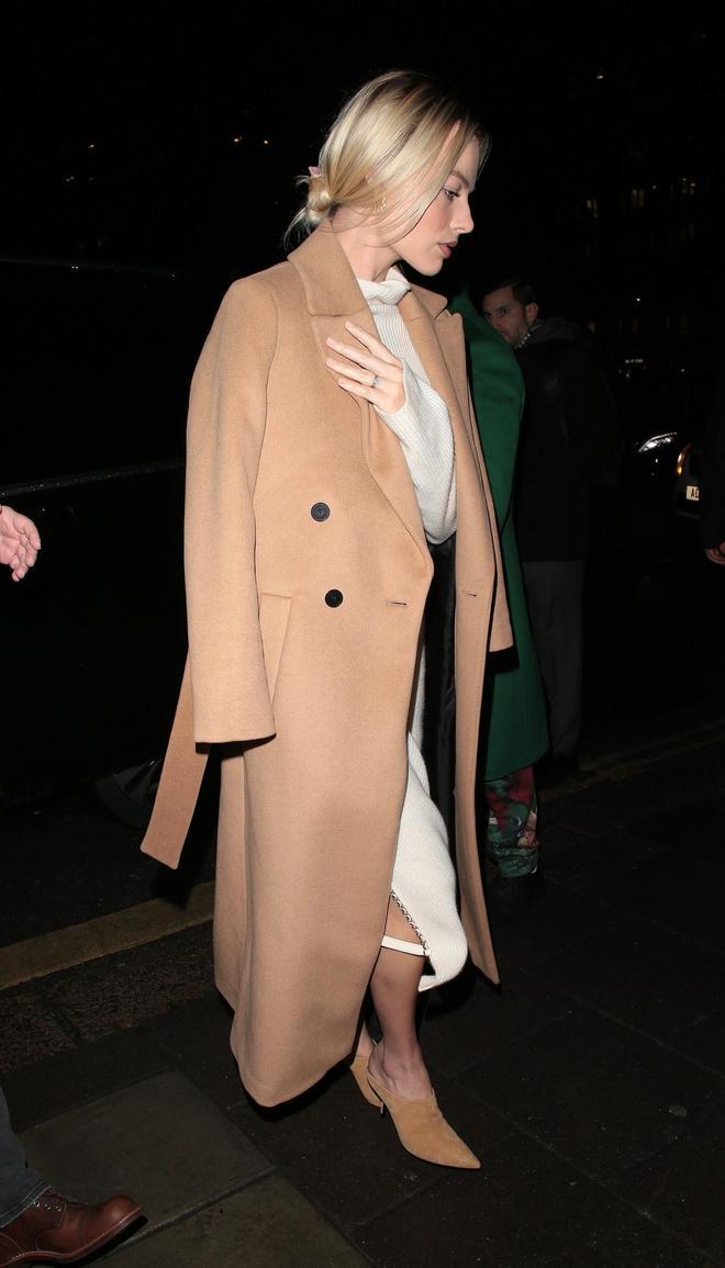 Margot Robbie con un abrigo marrón de Mango