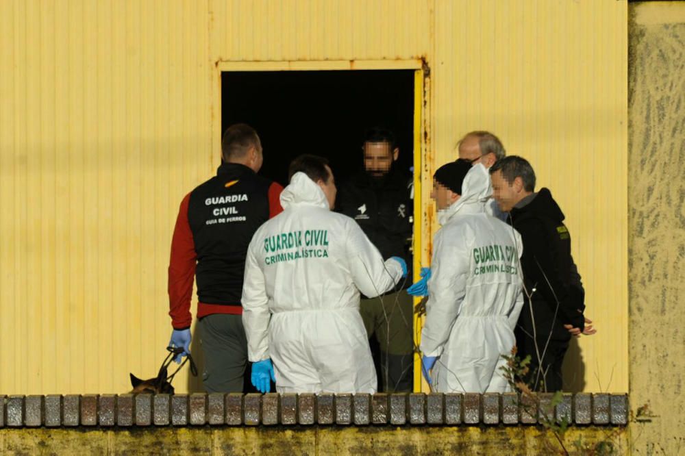 La Guardia Civil registra la nave de Asados