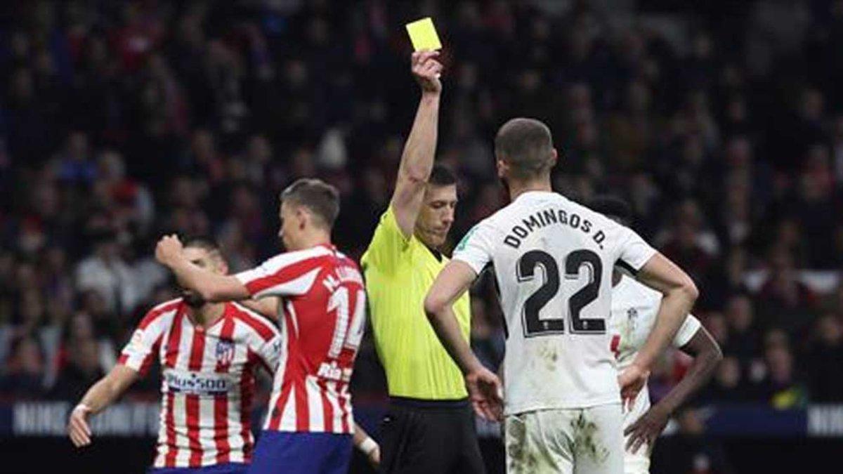 Soto Grado mostrando una tarjeta amarilla en el Atlético de Madrid-Granada del 8 de febrero de 2020 en el Wanda Metropolitano