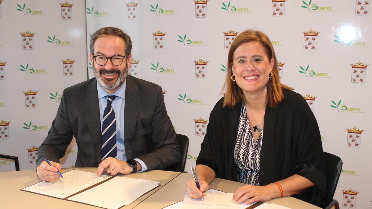 Adolfo Molina y Cristina Piernagorda, durante la firma de la cesión del silo.