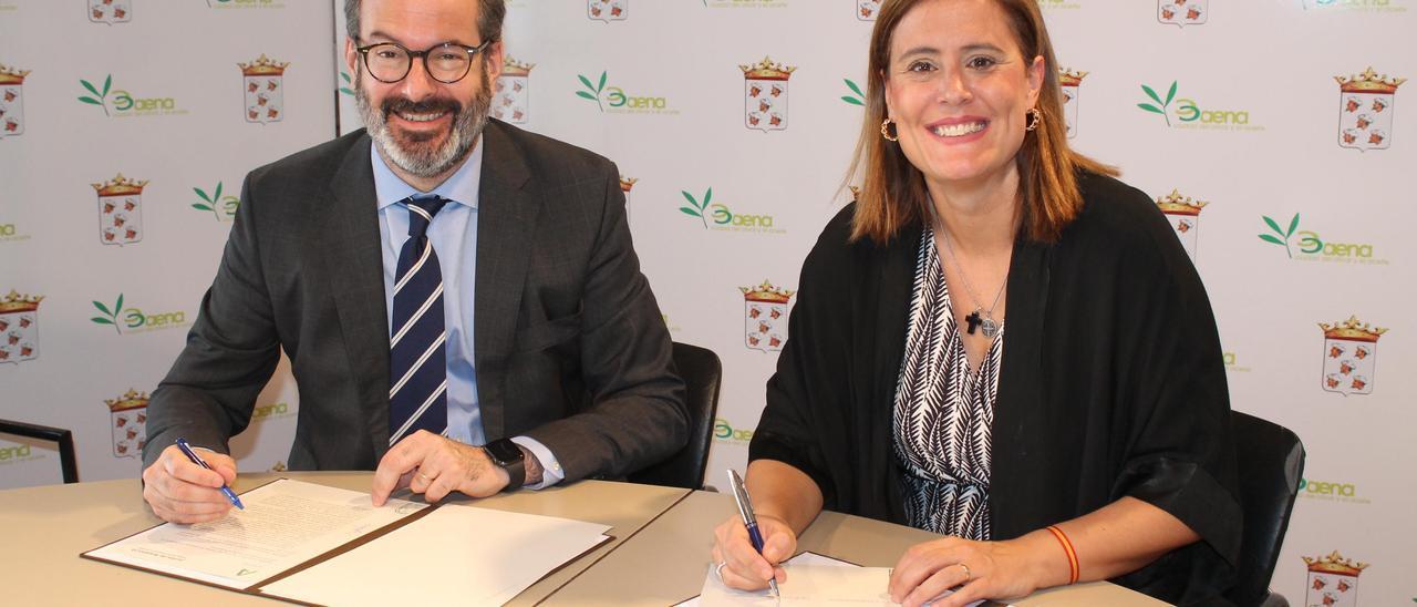 Adolfo Molina y Cristina Piernagorda, durante la firma de la cesión del silo.