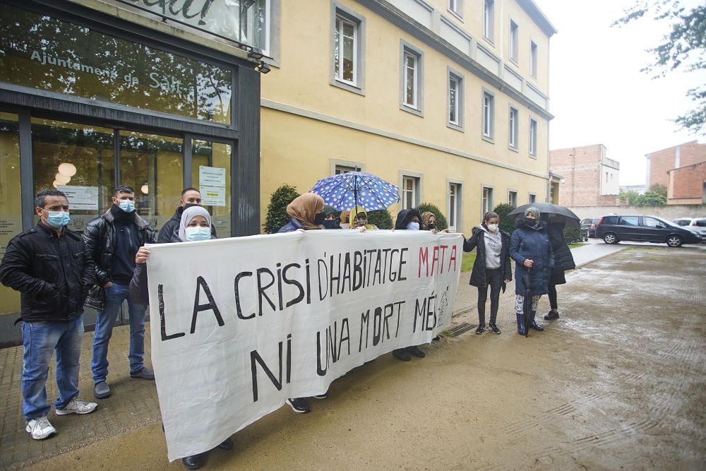 Concentració a Salt en suport a les víctimes de l'incendi de Cassà de la Selva