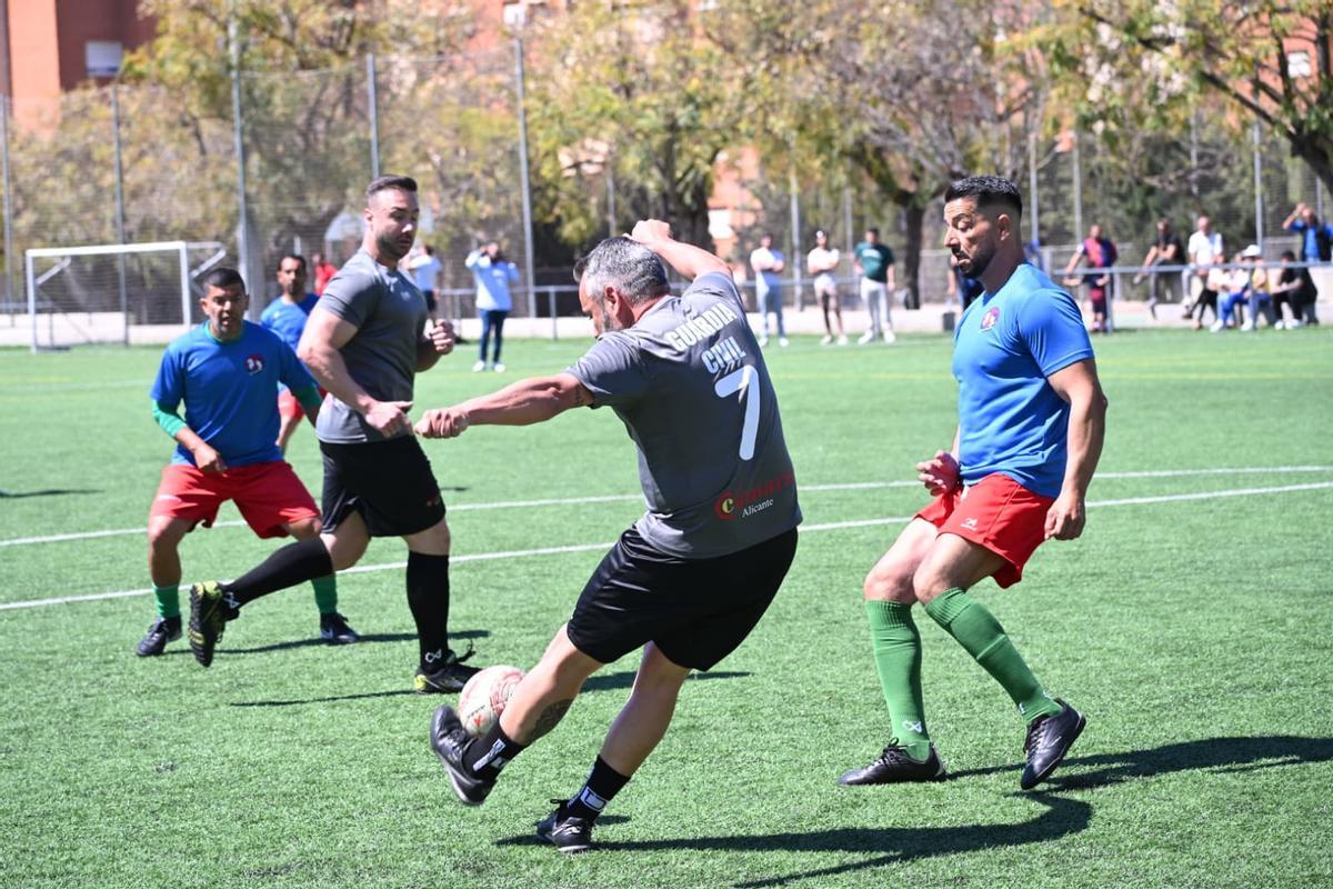 Así ha sido el partido de fútbol entre la Guardia Civil y el pueblo gitano