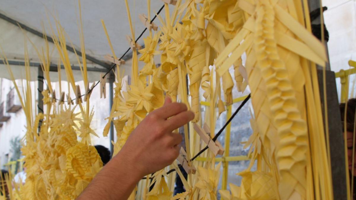 Una de sus tradiciones más arraigadas desde hace siglos es la producción y artesanía de la palma blanca.