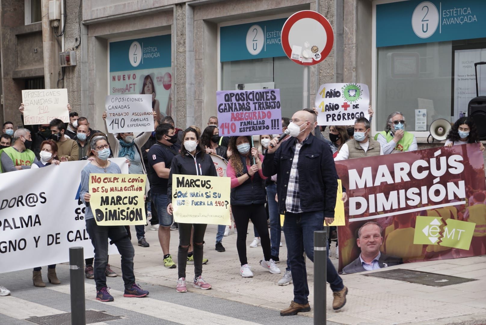 Empleados de la EMT se manifiestan para pedir la dimisión del gerente