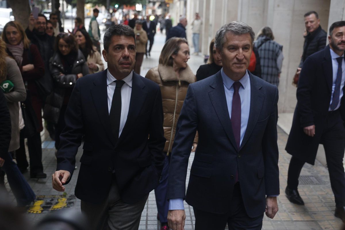 Mazón y Feijóo, a su salida del acto en la sede de la CEV, tras el que han evitado responder a las preguntas de la prensa.