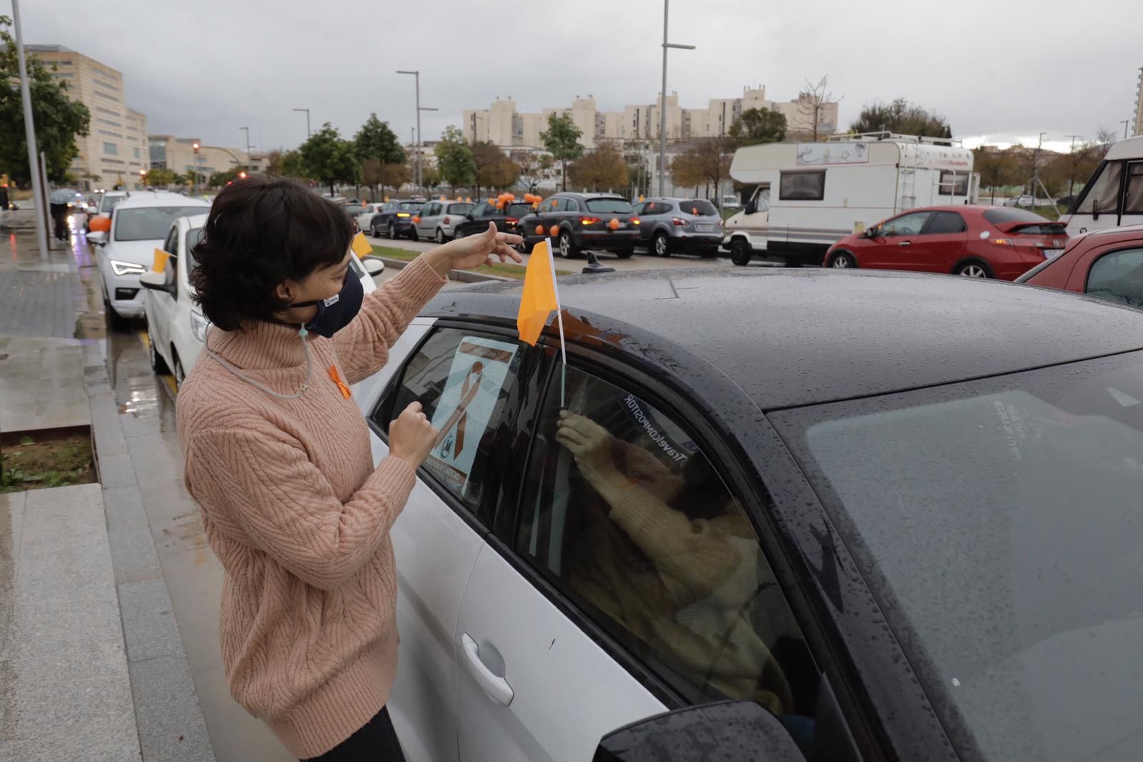 La 'marea naranja'  por la enseñanza concertada se manifiesta en coche por las calles de Palma