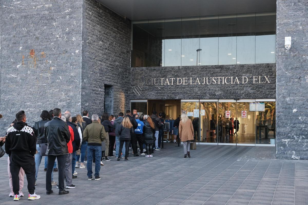 Colas para acceder a la Ciudad de la Justicia de Elche