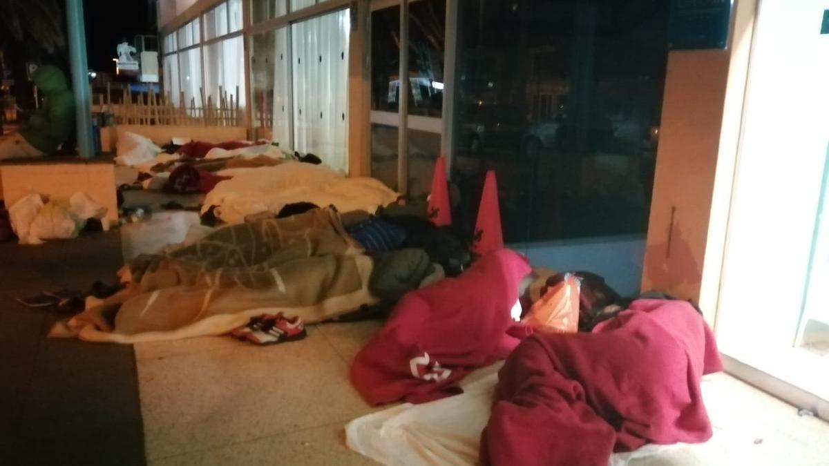 Jóvenes inmigrantes duermen en el exterior del Hotel Concordia, en Puerto de la Cruz.