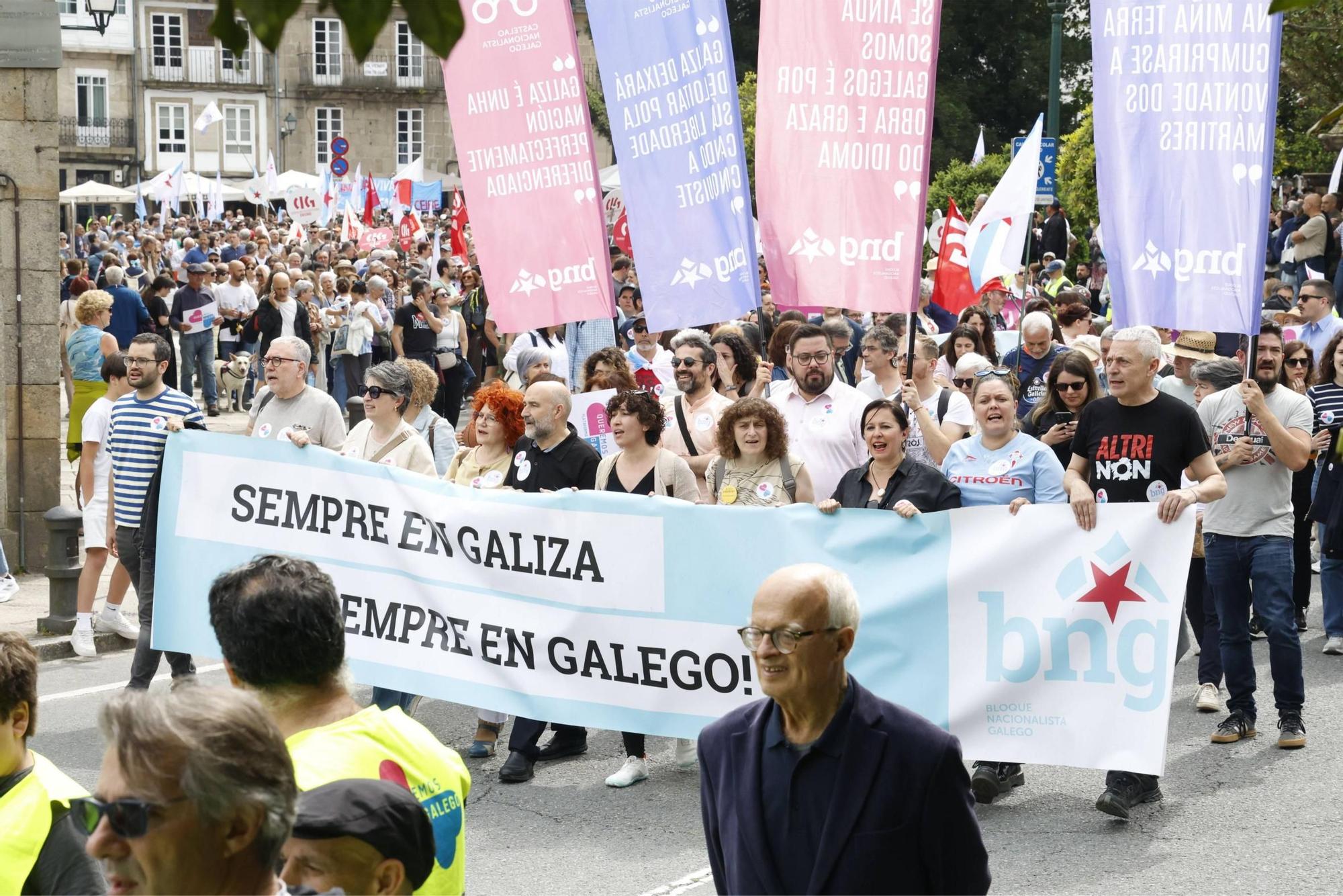Miles de persoas toman as rúas de Santiago en defensa do galego