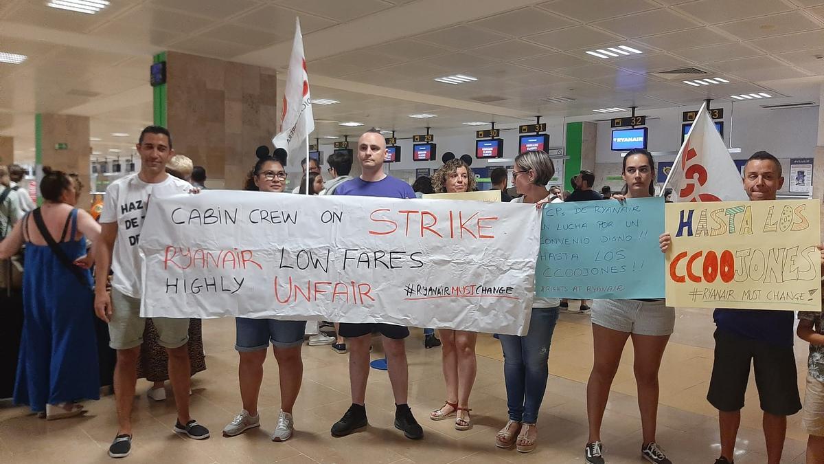 Rerpresentants sindicals protestant a l'aeroport