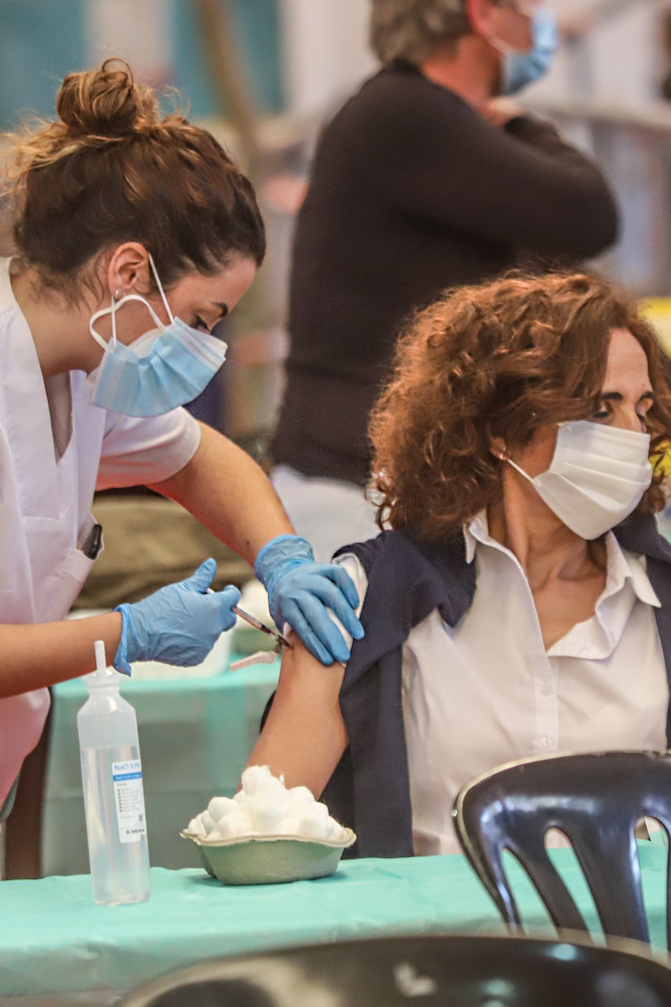 Sanidad vacuna en Orihuela a 6.000 docentes, personal de centros educativos y farmacéuticos contra el Covid-19