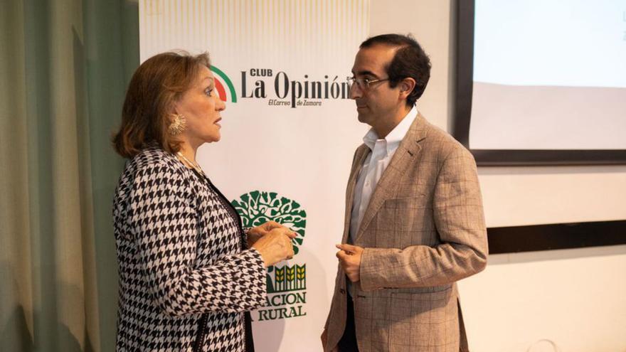 Luis Santamaría, junto a la presentadora del foro, Carmen Ferreras. | E. F.