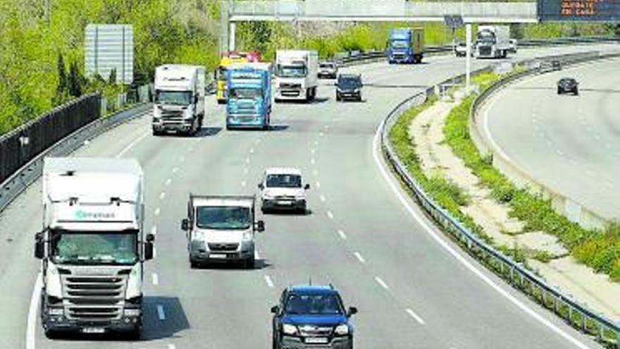 Vehicles circulant per un tram de l’autopista. | MARC MARTÍ