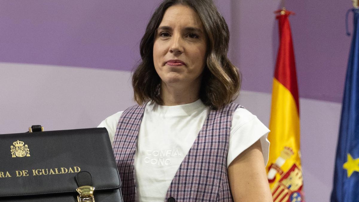 Irene Montero con la camiseta de Confía, coño.