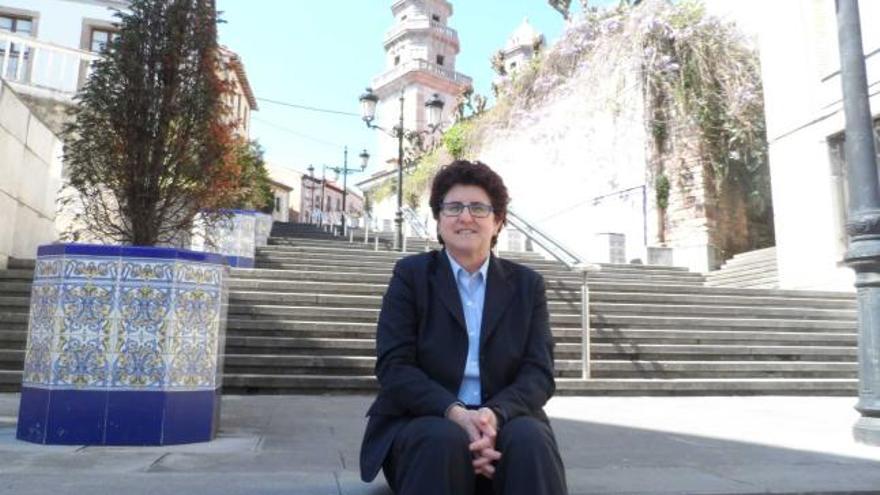 Luisa Álvarez, sentada en las escaleras que van a dar a la iglesia de San Félix de Candás.