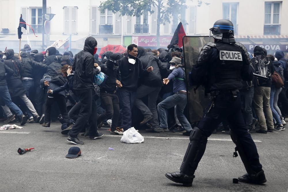 Batalla campal en París por la reforma laboral