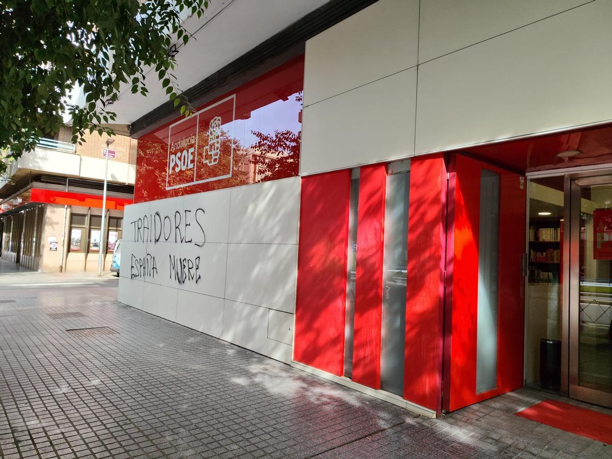 Vista de la pintada en la sede del PSOE de Córdoba, en la avenida del Aeropuerto.