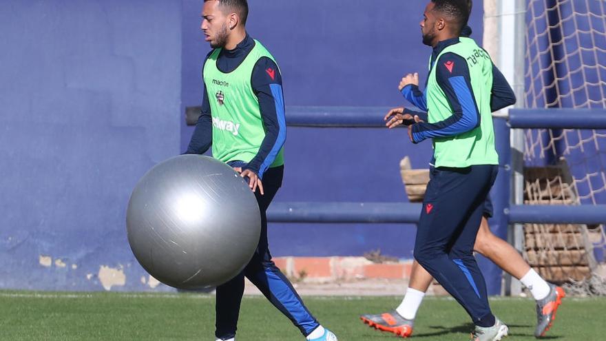 Rubén Vezo, en un entrenamiento reciente con el Levante UD en Buñol.