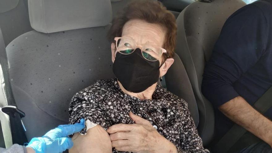 Una de las primeras personas vacunadas en la comarca de la Safor