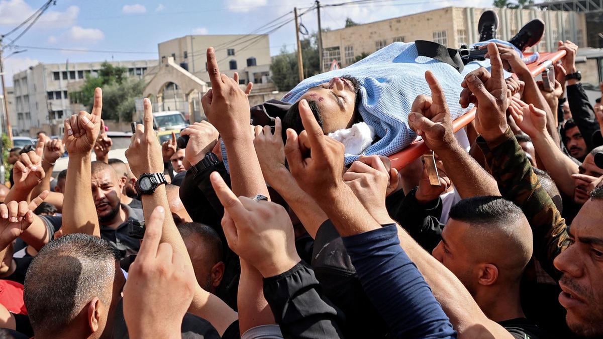 Palestinos llevan el cuerpo de Nasim Fayed en su funeral en Jenin