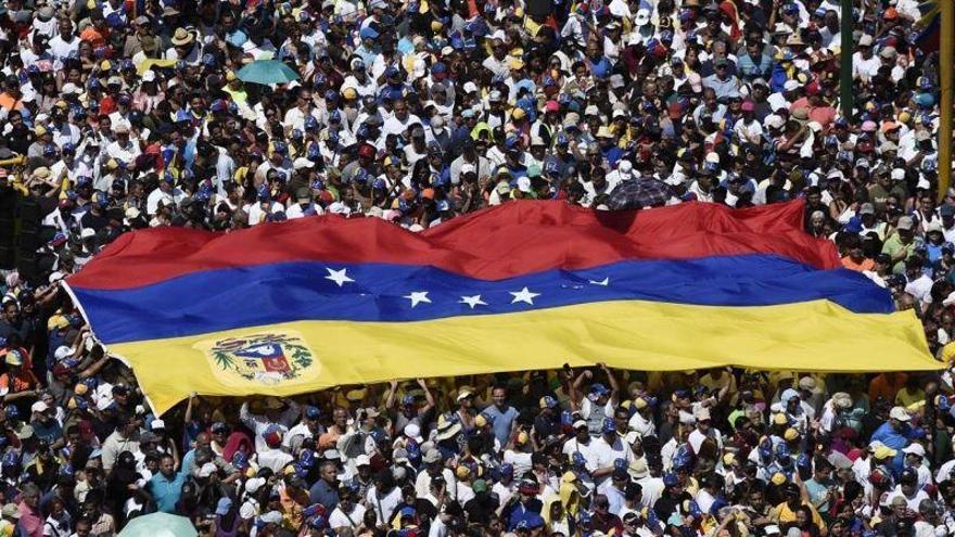 Una guerra de colores, rojos contra blancos, en las calles de Caracas