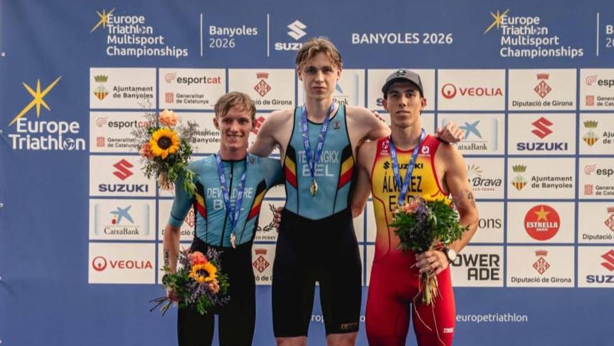 Javier Álvarez, a la derecha en el podio del Europeo Sub-23 de Duatlón.