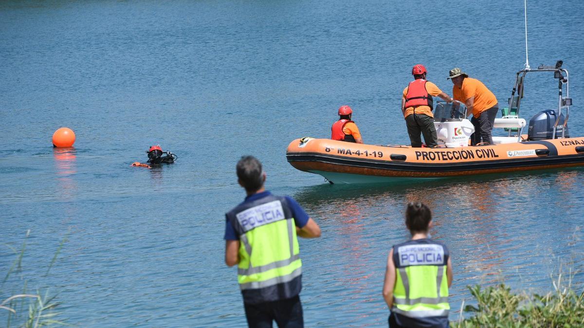 Las imágenes de la búsqueda del joven ahogado en el Lago Azul