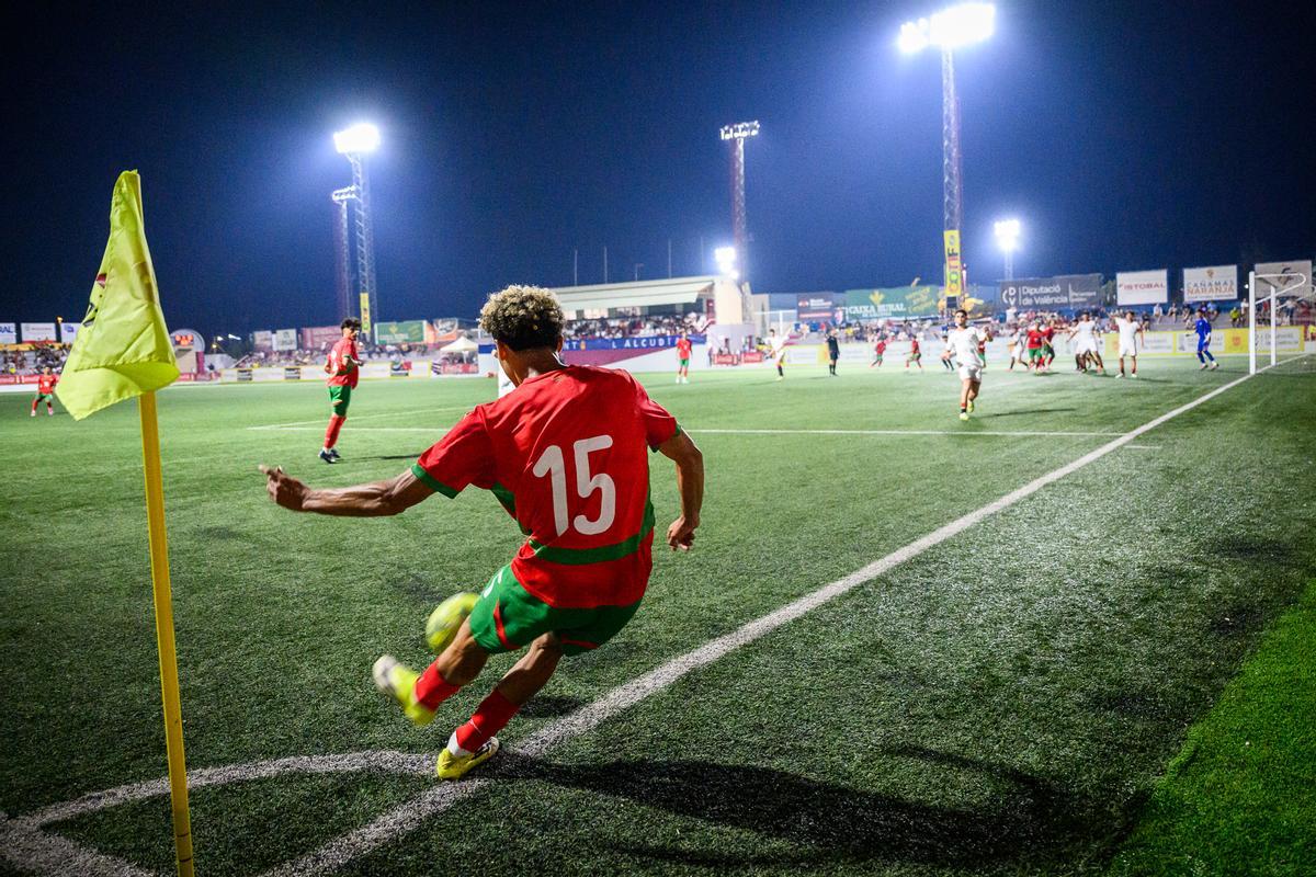 Un jugador de Marruecos centra un córner en el COTIF 2026