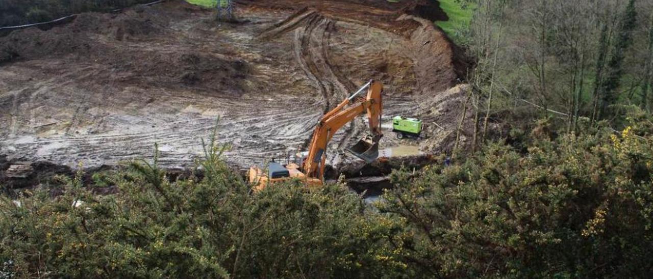 Operarios trabajando hace unos días en la construcción del ramal al polígono de Barres.