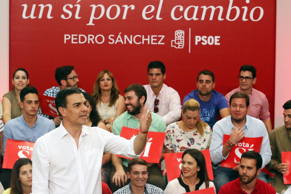 Pedro Sánchez concluye su jornada de campaña en Málaga con un mitin en la Facultad de Derecho de la universidad malagueña.