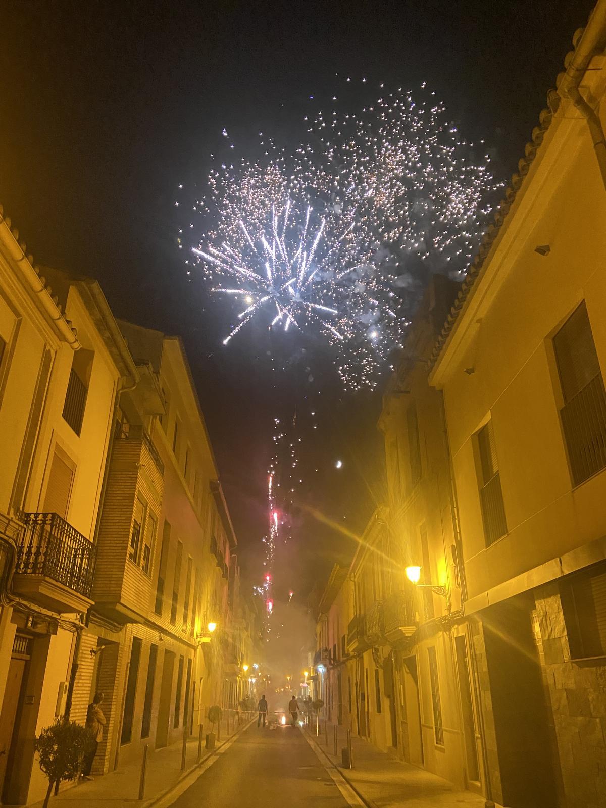 Castillo de fuegos artificiales durante la celebración de las fiestas.