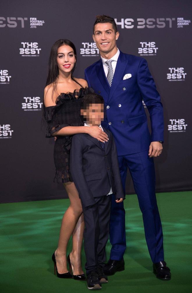 Cristiano Ronaldo, su hijo y Georgina Rodríguez en los premios 'The Best'