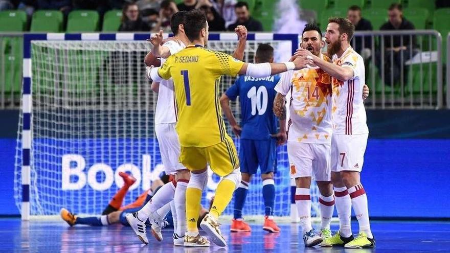Varios jugadores españoles celebran el gol de Pola en el encuentro ante Azerbaiyán de la fase previa de la cita de Eslovenia.