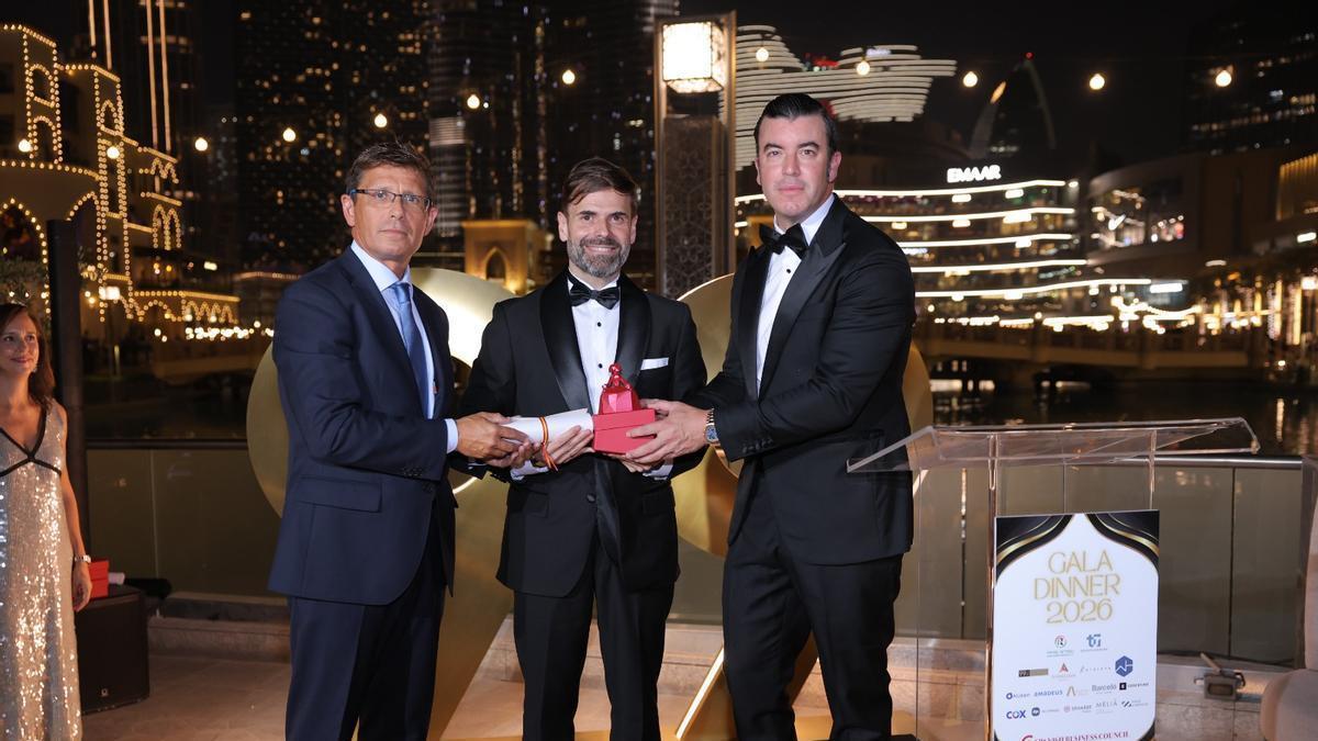 Alberto Canteli, tras recibir el premio junto al embajador Emilio Pin y el presidente de la Cámara de Comercio Española en Emiratos, Guillermo Cobelo.