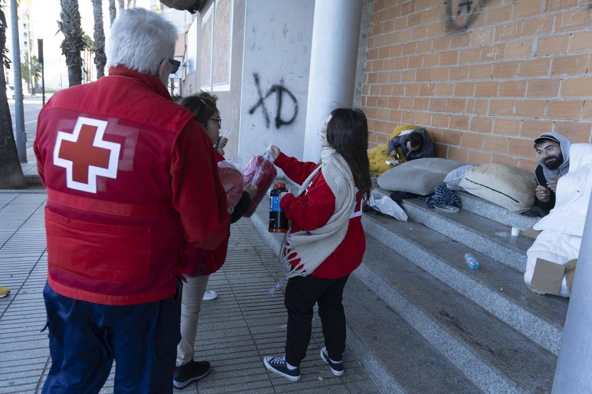 Reparto de leche caliente, galletas y mantas.