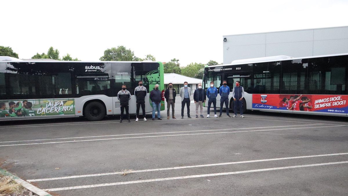 Representantes de Cacereño, Diocesano y ayuntamiento junto a los autobuses rotulados.