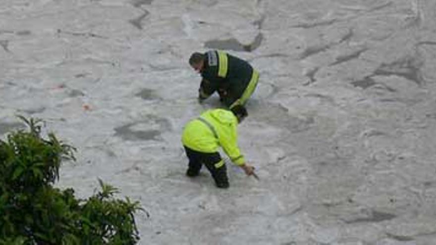 Una tormenta de granizo y agua colapsa varios puntos de Badajoz y desborda a los bomberos