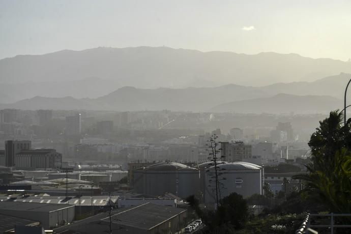 13-01-19 LAS PALMAS DE GRAN CANARIA. EL SEBADAL, PUERTO Y BARRIO DE LAS COLORADAS. LAS PALMAS DE GRAN CANARIA. METEOROLOGIA. Calima desde El Sebadal, el pueto y el Barrio de Las Coloradas.  Fotos: Juan Castro.  | 13/01/2020 | Fotógrafo: Juan Carlos Castro