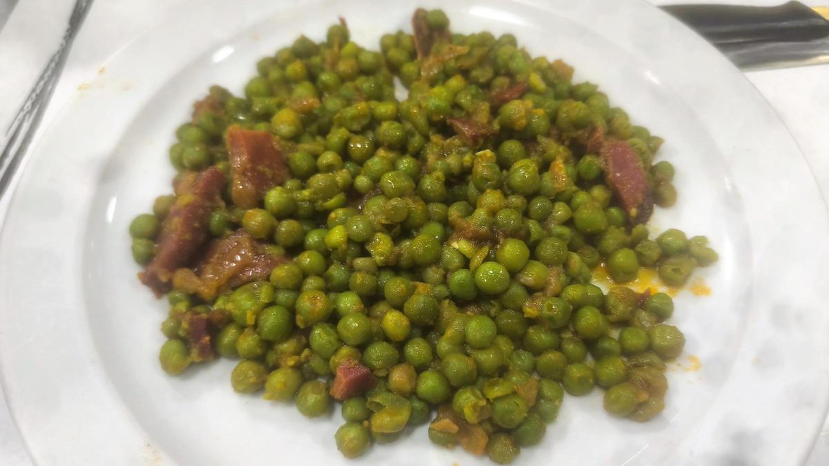 Los guisantes con jamón del menú del día de Bar Charly.