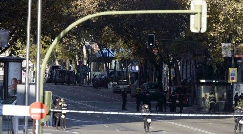 Empotra un coche con bombonas de butano en la sede del PP de Madrid