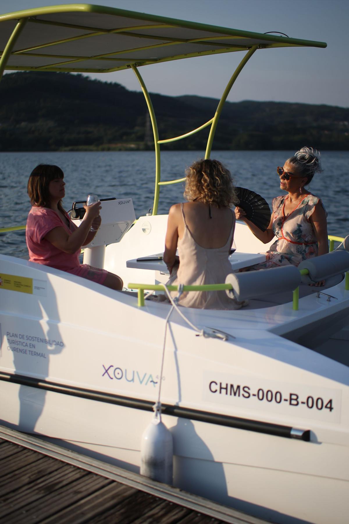 Las rutas en ecobarco pueden disfrutarse con amigos, en pareja o solos.